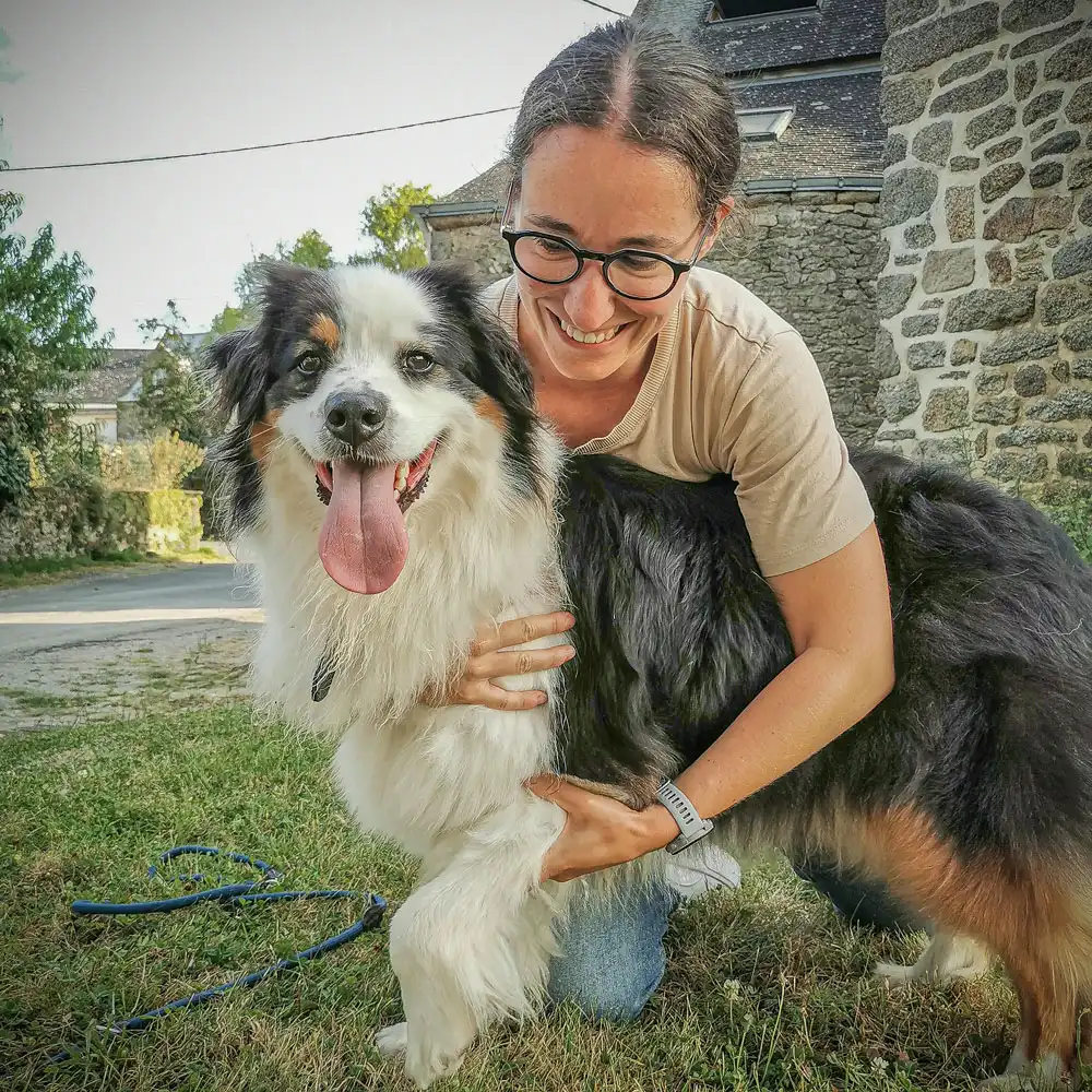 Alice Jeammes, ostéopathe animalier à Vannes, lors d'un consultation d'ostéopathie avec un chien.